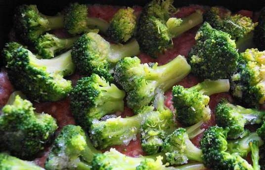 1. Этап. Запеканка из мяса и брокколи: Брокколи промойте. Разделите брокколи на кусочки, разложите их на фарш.