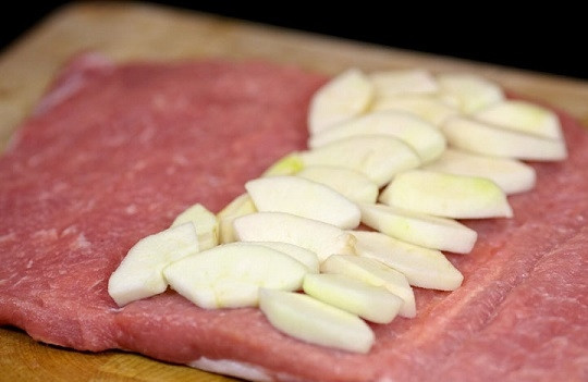 1. Этап. Рулет с сюрпризом: 6. Выложите часть яблок по центру мясного куска.