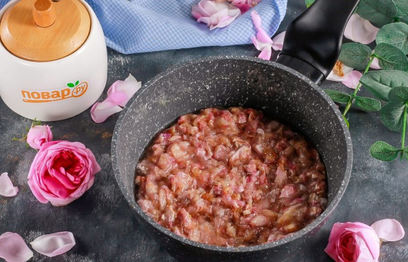 1. Этап. Варенье из розовых лепестков: Проварите варенье примерно 10 минут на умеренном нагреве и выключите нагрев. Остудите на холоде в течение 1 часа.