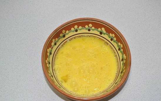 1. Этап. Мандирмак: 9. Яйца взбейте со щепоткой соли.