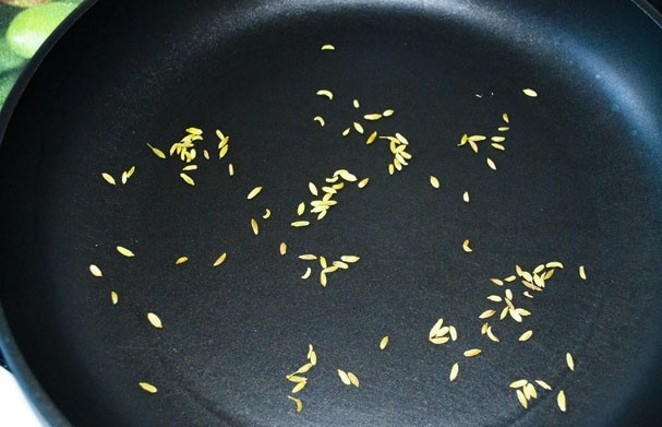 1. Этап. Коктейль из огурцов: На сухой (без масла) сковороде обжариваем зиру в течение 1-2 минут, также выкладываем ее в чашу блендера.