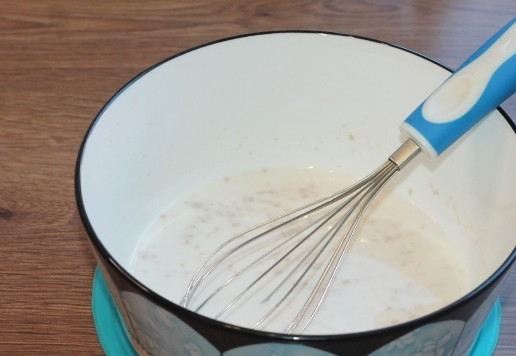 1. Этап. Плетеные булочки на молоке с начинкой: 2. Приготовим опару. В миску выливаем молоко (250 мл) и добавляем сахар (1 ст. л.), дрожжи (6 гр). Всыпаем 4 ст. л. муки от общего количества и перемешиваем до однородности. Накрываем миску и оставляем на 20-30 минут до появления пенной шапочки.