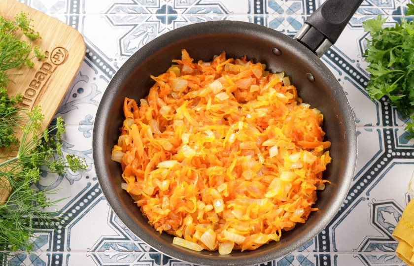 1. Этап. Салат с фасолью, морковью и колбасой: Обжарьте овощи на растительном масле до мягкости.