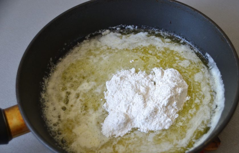 1. Этап. Грушевый пирог с карамельной заливкой: Всыпьте в сковороду муку и держа сковороду на огне хорошо размешайте, чтобы не осталось комочков, примерно в течение 1 минуты.