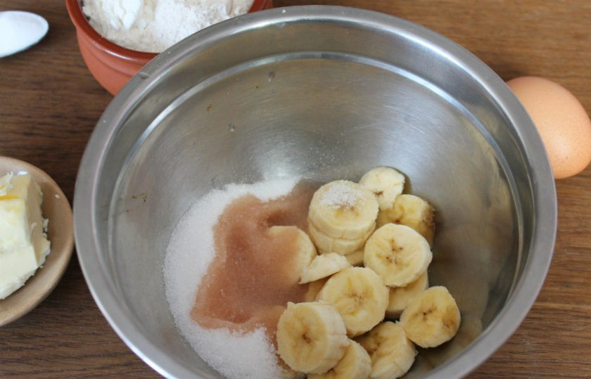 1. Этап. Песочное печенье с бананом: Добавляем настойку.