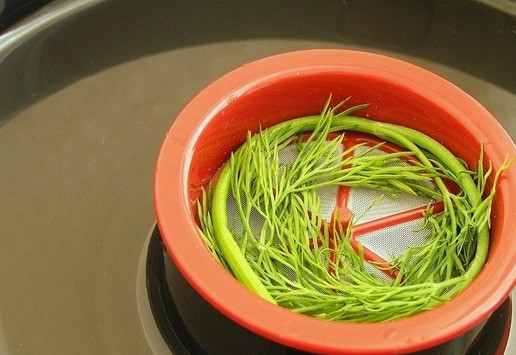 1. Этап. Мусс из лосося со шпинатом: Подготовьте пароварку: наполните резервуар для воды до отметки максимального уровня. Установите на место поддон для капель. В контейнер для специй положите веточку укропа.