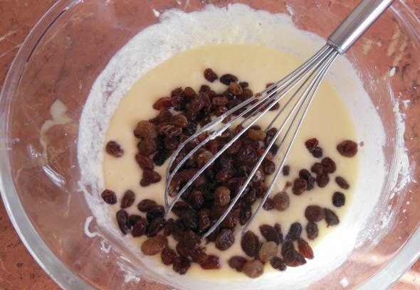 1. Этап. Кексы в формочках: К получившейся смеси нужно просеять муку и добавить погащенную соду, щепотку соли. Хорошо все вымешайте и добавьте изюм. Включите духовку на 160 градусов.