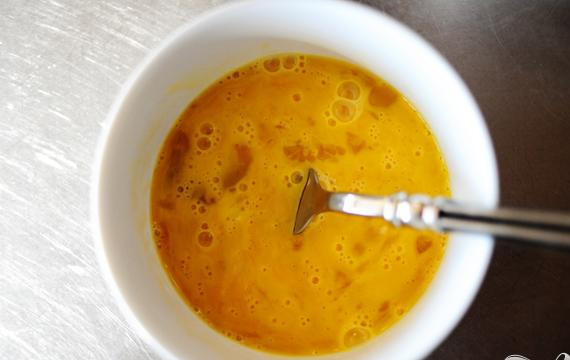 1. Этап. Жареные яблоки в тесте: 2. В отдельной миске взбить яйца вилкой, затем добавить молоко, растопленное сливочное масло и ваниль.