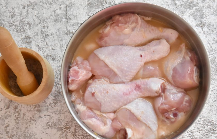 1. Этап. Курица по-кубински: Выложите ножки в подходящую посуду. Для маринада отожмите из апельсина сок. Можно использовать пакетированный сок.