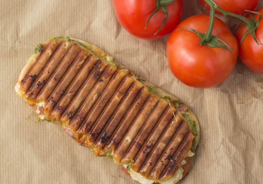 1. Этап. Панини с курицей: 6. Выпекайте панини пару минут до поджаренной корочки. Сразу подавайте и наслаждайтесь!