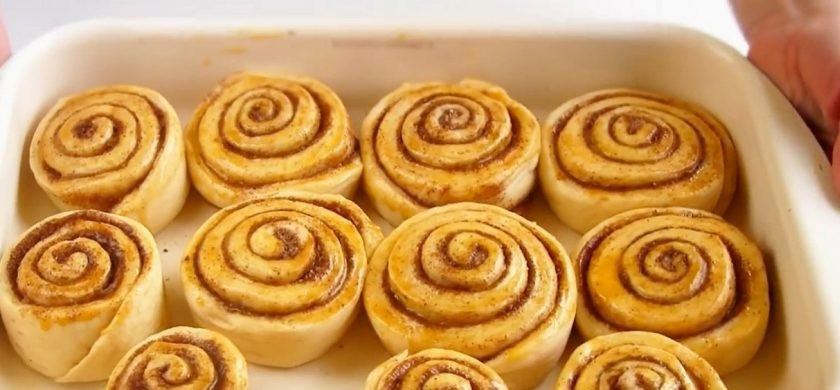 1. Этап. Булочки с корицей (простые и вкусные): 4. Разрежьте рулет на круги толщиной 1,5 см. Выложите булочки на смазанный сливочным маслом противень и оставьте на 20 минут. Смажьте булочки взболтанным желтком.