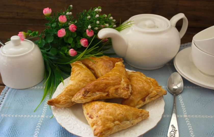 1. Этап. Пирожки с белыми грибами: Включаем духовку на 180 градусов. Выпекаем пирожки до готовности и подаем к столу как в горячем виде, так и в остывшем. Оба варианта вкусны.