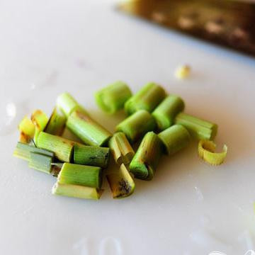 1. Этап. Утка карри по-тайски: Нарежьте лимонной травы.