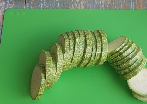 1. Этап. Запеченные овощи с курицей и сыром: Кабачок помыть, нарезать кружочками.