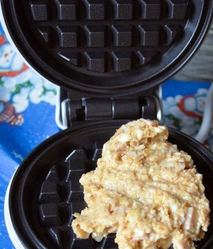 1. Этап. Творожно-овсяные вафли с ветчиной: На вафельницу выкладывать 1 ст. л. с небольшой горкой теста.