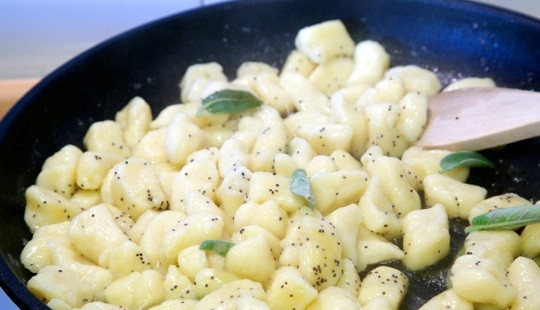 1. Этап. Гноччи: Помешивая, потушите их минуты 2, а затем добавьте гноччи. Сверху посыпаем маком и тертым пармезаном. Оставьте на медленном огне еще на минут 5.