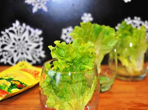 1. Этап. Салат с копчеными мидиями: В бокал для подачи положите лист салата, затем немного помело, авокадо, мидий и креветок. Сверху столовую ложку заправки и подавайте на стол.