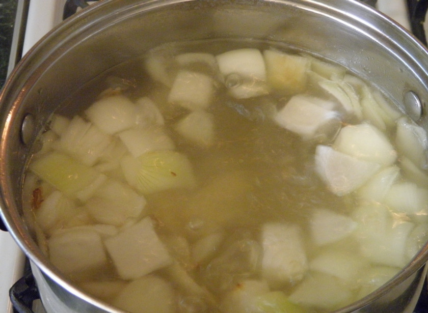 1. Этап. Сырный суп из плавленых сырков: Соедините лук с картофелем, проварите вместе минут 10.