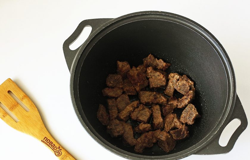 1. Этап. Рис с квашеной капустой и мясом: Добавьте растительное масло, соль по вкусу и обжарьте мясо до легкой золотистой корочки.