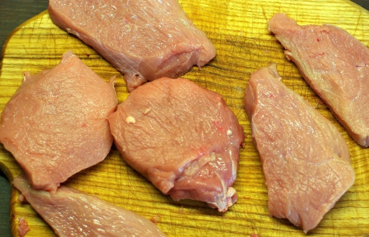 1. Этап. Шницель из телятины: Мясо нарезаем кусочками, толщиной примерно в 2 см. Затем каждый кусочек отбиваем при помощи молотка, однако делать это нужно ровной стороной, а не той, где шипы. Отбивать мясо следует начиная от центра к краям. Затем каждый кусочек солим и перчим.