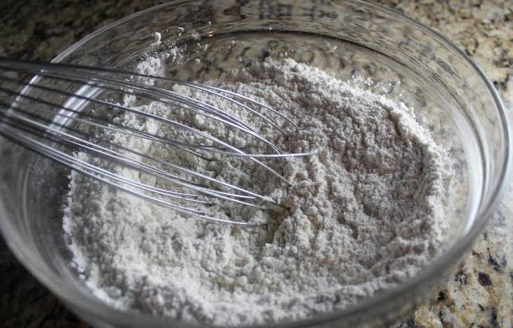 1. Этап. Домашний кекс: 3. Просейте муку и соедините ее с разрыхлителем, солью, содой.