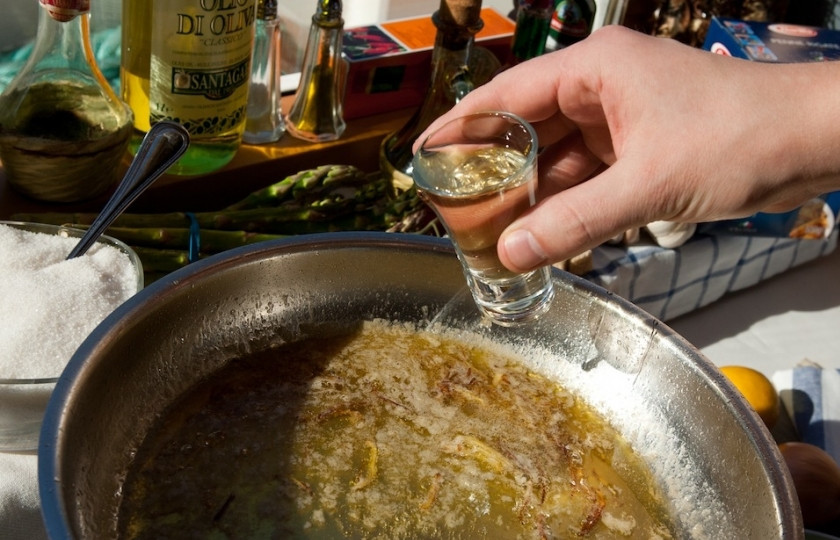 1. Этап. Соус имбирно-медовый: Потом влейте вино, дайте ему слегка выпариться.