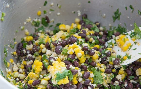 1. Этап. Мексиканский салат из кукурузы и фасоли: 3. Ингредиенты перемешайте в салатнице.