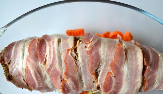 1. Этап. Мясо в духовке куском: Говядину заверните в бекон. Выложите мясо на 