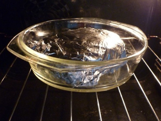 1. Этап. Язык свиной в духовке: 3. Заверните языки в фольгу и выложите в форму для запекания, отправьте в разогретый до 200 градусов на 90 минут.