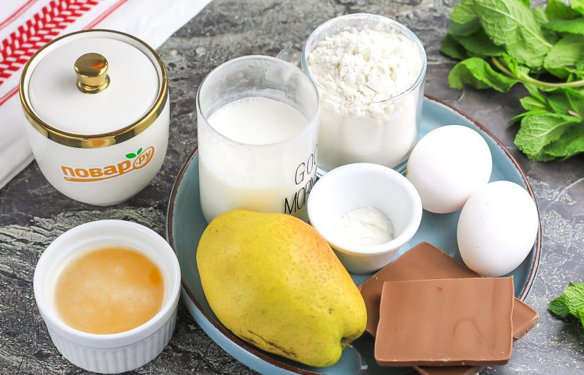 1. Этап. Маффины с шоколадом и грушей: Подготовьте указанные ингредиенты. Груши выбирайте не сочные, чтобы их нарезка не опустилась на дно выпечки. Шоколад можно использовать любого сорта: белый, молочный, десертный и т.д.