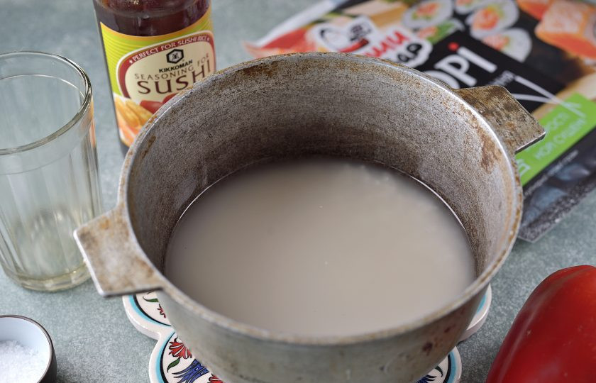 1. Этап. Роллы с болгарским перцем: Промойте рис тщательно. Залейте холодной водой так, чтобы она была выше крупы на 2 сантиметра. После закипания варите рис под плотно закрытой крышкой 15-17 минут.