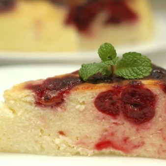 Творожная запеканка с вишней в мультиварке