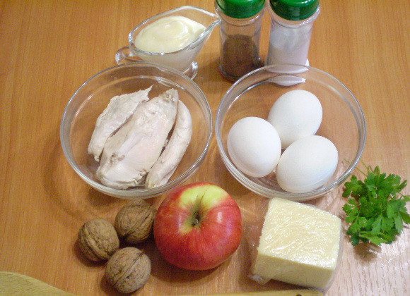 1. Этап. Салат Индивидуальный: Подготовьте продукты для салата. Отварите яйца и куриное филе. Очистите орехи от скорлупы, измельчите их.