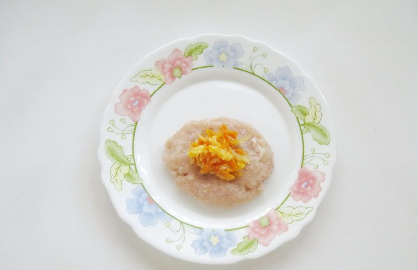 1. Этап. Куриные зразы с морковью и сыром: Из порции фарша сделайте лепешку, на середину которой выложите чайную ложку начинки.