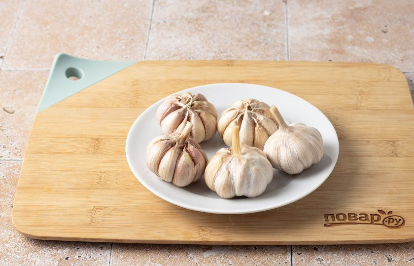 1. Этап. Маринованный чеснок по-азербайджански: Чеснок помойте, удалите верхний слой. Ошпарьте кипятком и откиньте на сито.