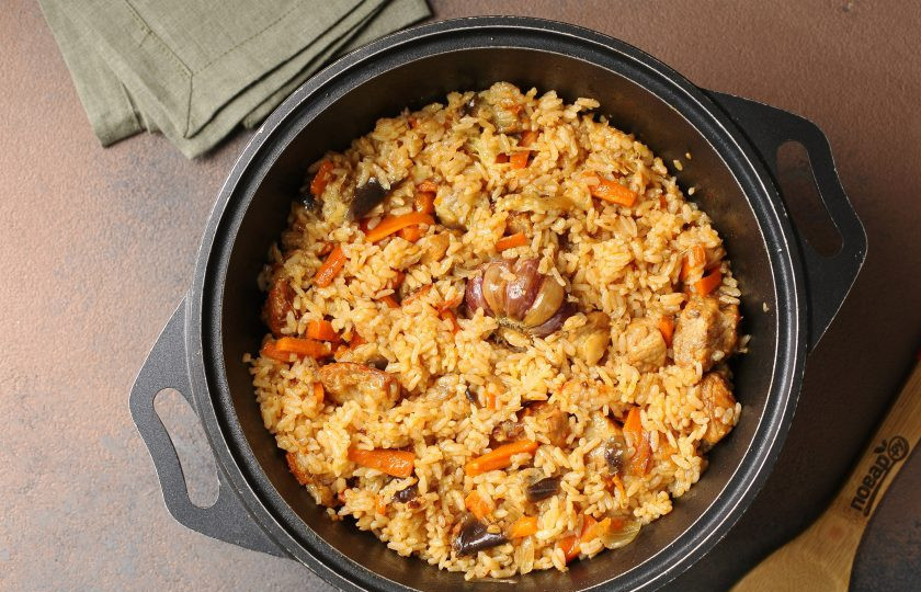 1. Этап. Плов из круглозёрного риса со свиной грудинкой и овощами: Плов из круглозёрного риса со свиной грудинкой и овощами готов. Дайте ему настояться, затем перемешайте, разложите по тарелкам и подавайте к столу.