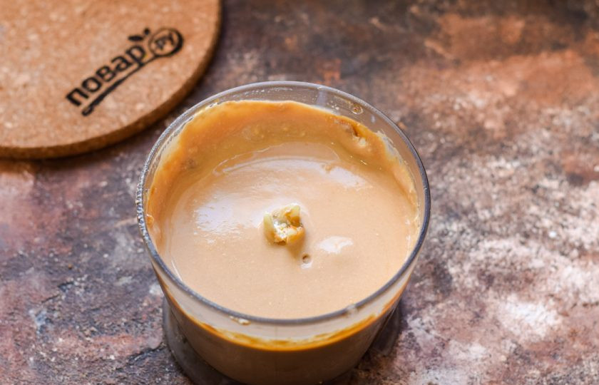 1. Этап. Торт Мираж: В блендере соедините творожный сыр и сгущенку, чтобы вышла однородная кремовая масса. Если получилось сильно густо, можно добавить немного сливок.