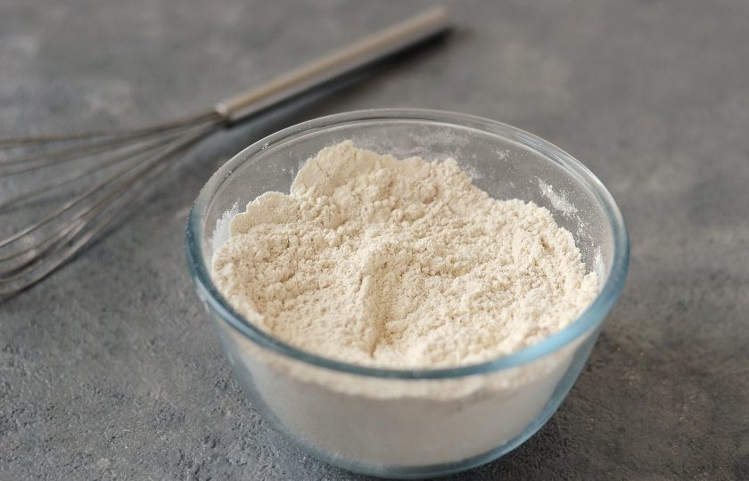 1. Этап. Морковный торт с грушей: Муку смешайте с солью и корицей.