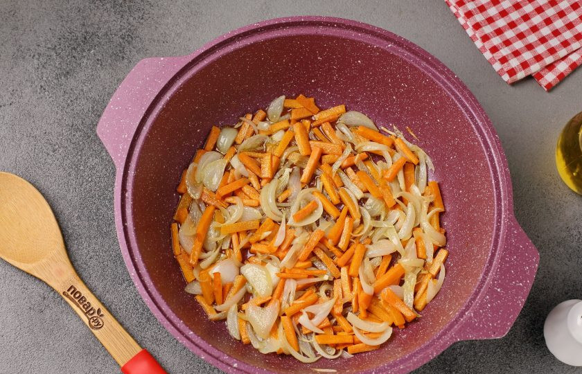 1. Этап. Плов из булгура с куриной грудкой: Обжарьте овощи до мягкости.