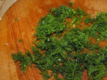 1. Этап. Салат из пекинской капусты с кальмарами: Зелень укропа вымоем, обсушим полотенцем и мелко нарежем.