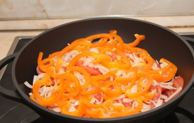 1. Этап. Хашлама из баранины на пиве: Болгарский перец очищаем от семян и также нарезаем полукольцами, половину от всего перца кладем поверх лука.