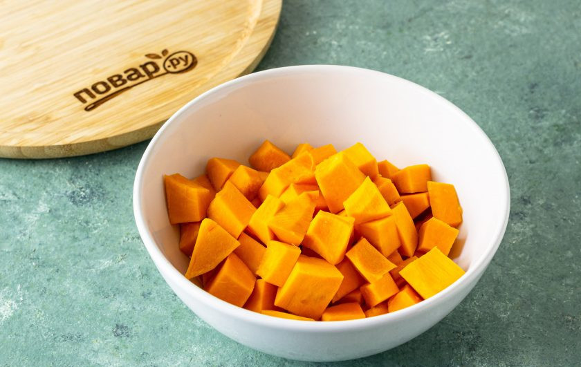 1. Этап. Повидло из тыквы с апельсином: Тыкву очистите от кожуры, удалите семена и нарежьте на небольшие кубики.
