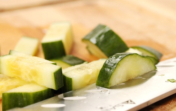 1. Этап. Салат с креветками: Огурец нарежьте среднего размера кусочками.