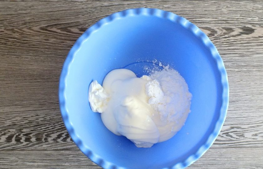 1. Этап. Синнабоны с малиной: Пока выпекаются булочки приготовьте крем. Взбейте в чаше сливочный сыр, сметану и сахарную пудру до однородного состояния.