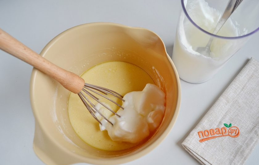 1. Этап. Креп Сюзетт (Crepe Suzette): 6. Взбейте яичные белки до устойчивых пиков, частями вводите их в тесто, аккуратно перемешивайте.