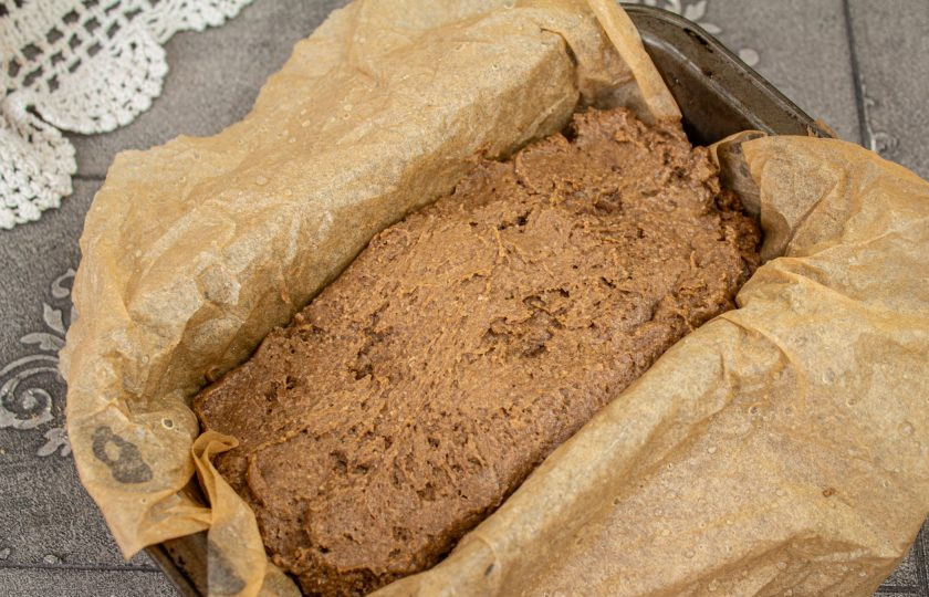 1. Этап. Льняной кето-хлеб: Выстелите форму пергаментом и выложите тесто, разровняйте его.