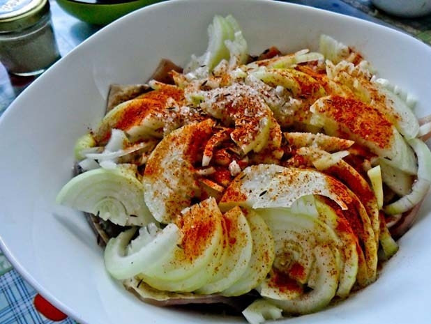 1. Этап. Хе из карася: Лук почистите и нашинкуйте полукольцами. Добавьте его к рыбе вместе с двумя видами перца и солью.