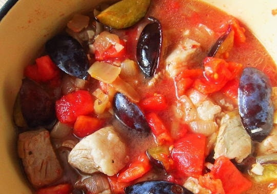 1. Этап. Свинина, тушеная со сливами: 6. В глубокую кастрюлю перекладываем мясо с луком, отправляем к ним сливы, помидоры, насыпаем сахар и вливаем 150 миллилитров воды. Накрываем кастрюлю крышкой и тушим 30 минут, после чего открываем крышку и готовим еще 15-20 минут. Готовое блюдо можно подавать с картофелем или кашей.