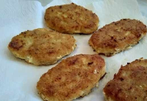 1. Этап. Рыбные котлеты солнечные: Снимать на бумажное полотенце.