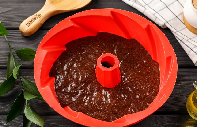 1. Этап. Какао-манник в глазури: Готовое тесто переложите в жаропрочную форму. Если у вас силиконовая форма, то смазывать её не нужно. Выпекайте манник в духовке при температуре 180 градусов около 45-50 минут.